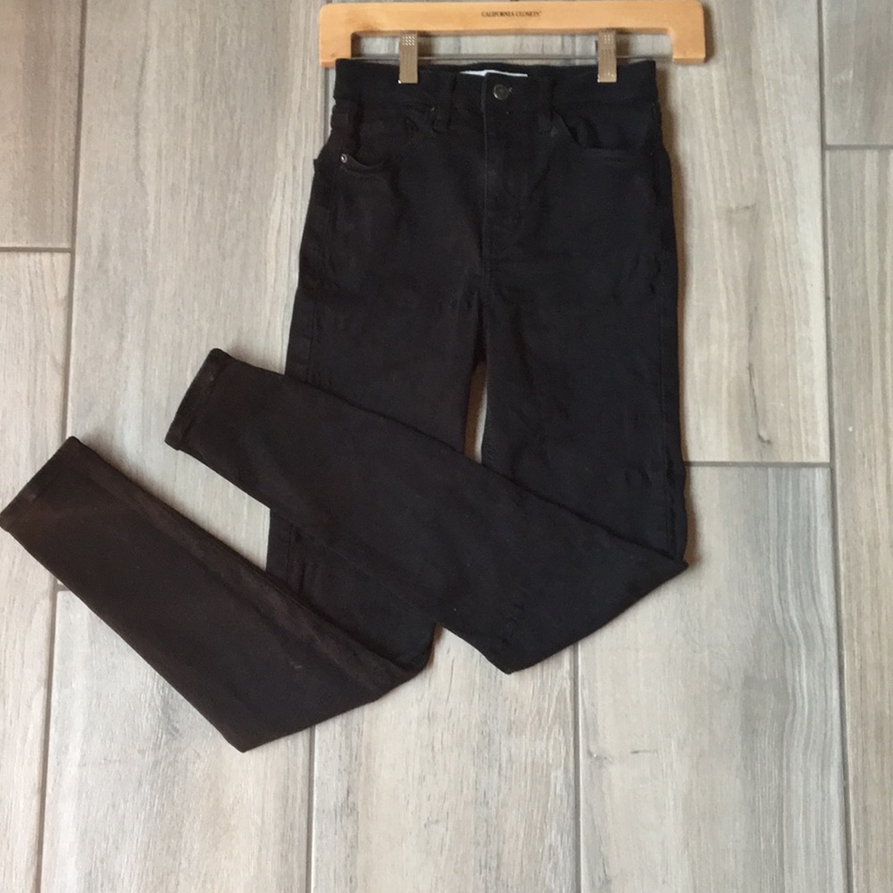 Today I’m selling black skinny jeans from topshop.